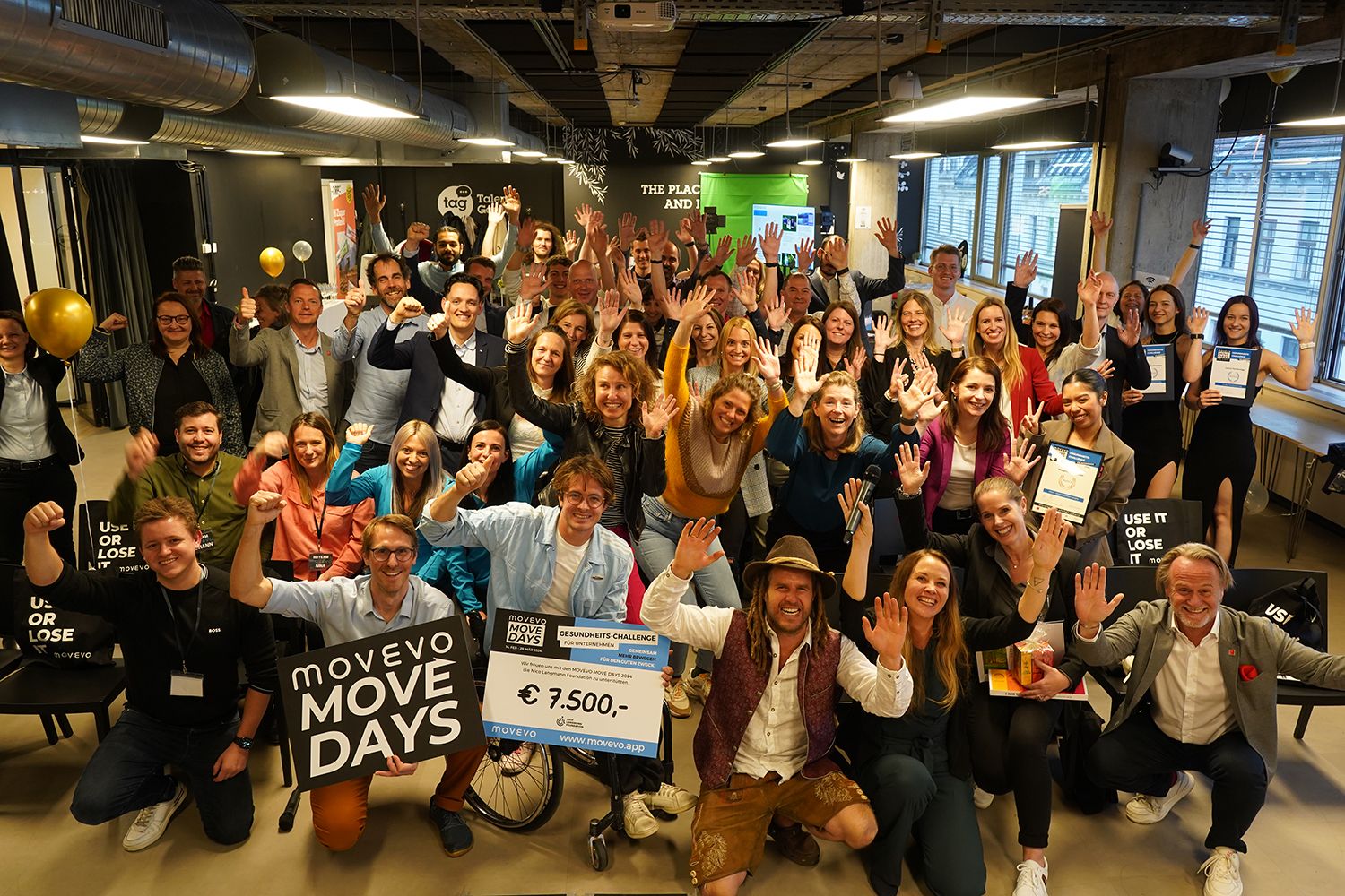 Ein Gruppenfoto während dem Abschlussevent der MOVE DAYS. Zu sehen sind alle GewinnerInnen und der Scheck der übergeben wurde.